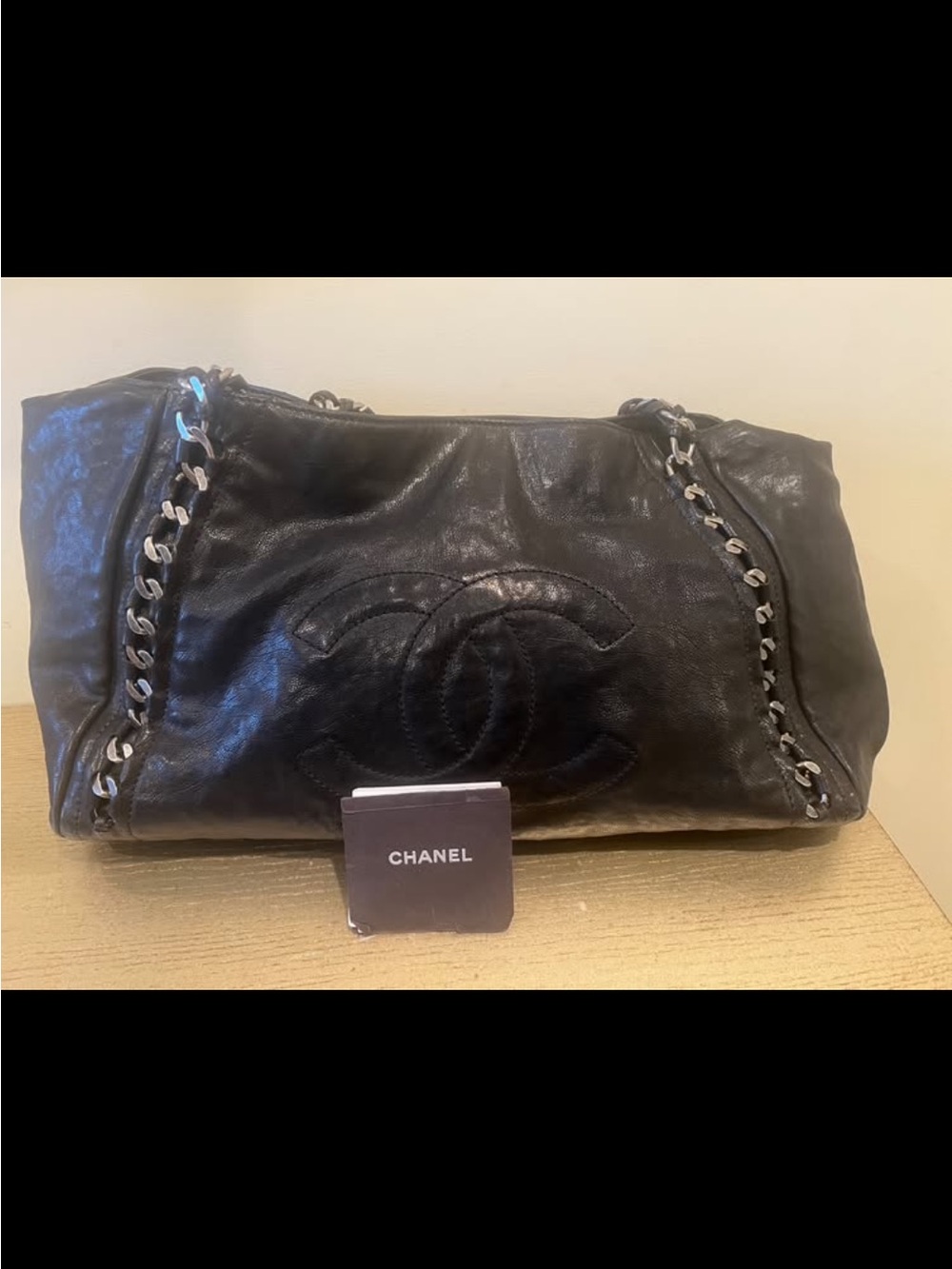 CHANEL Black Leather Shoulder Bag with Interlocking CC and Chain Trim